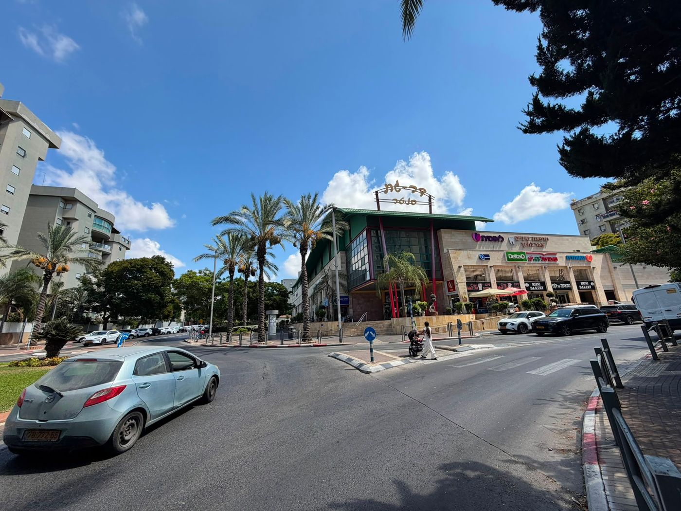 מרכז דר-גת - המרכז המסחרי השכונתי השני, במרחק הליכה מכל השכונה