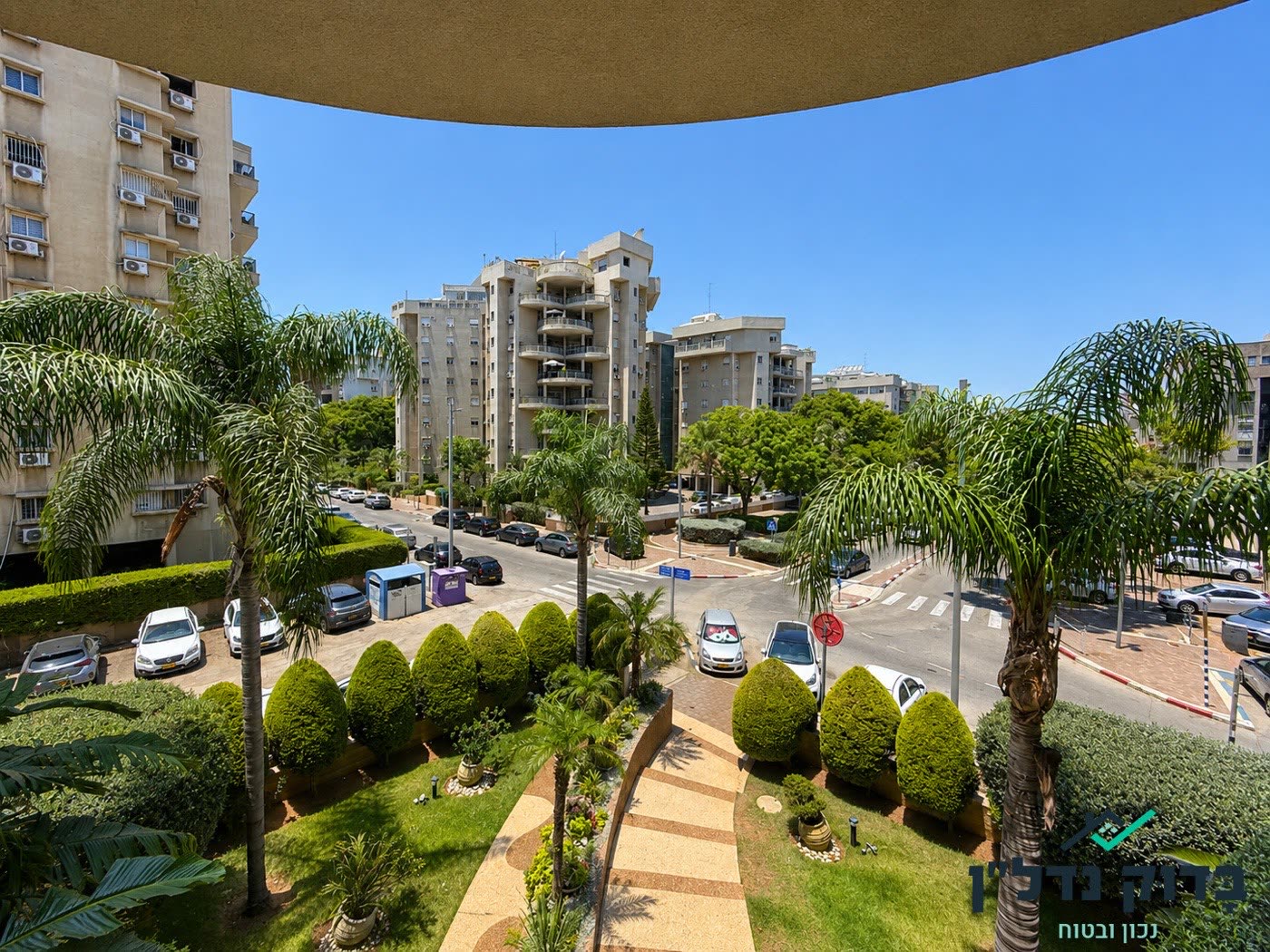מבט מגובה על הרחובות הירוקים של קרית בן גוריון