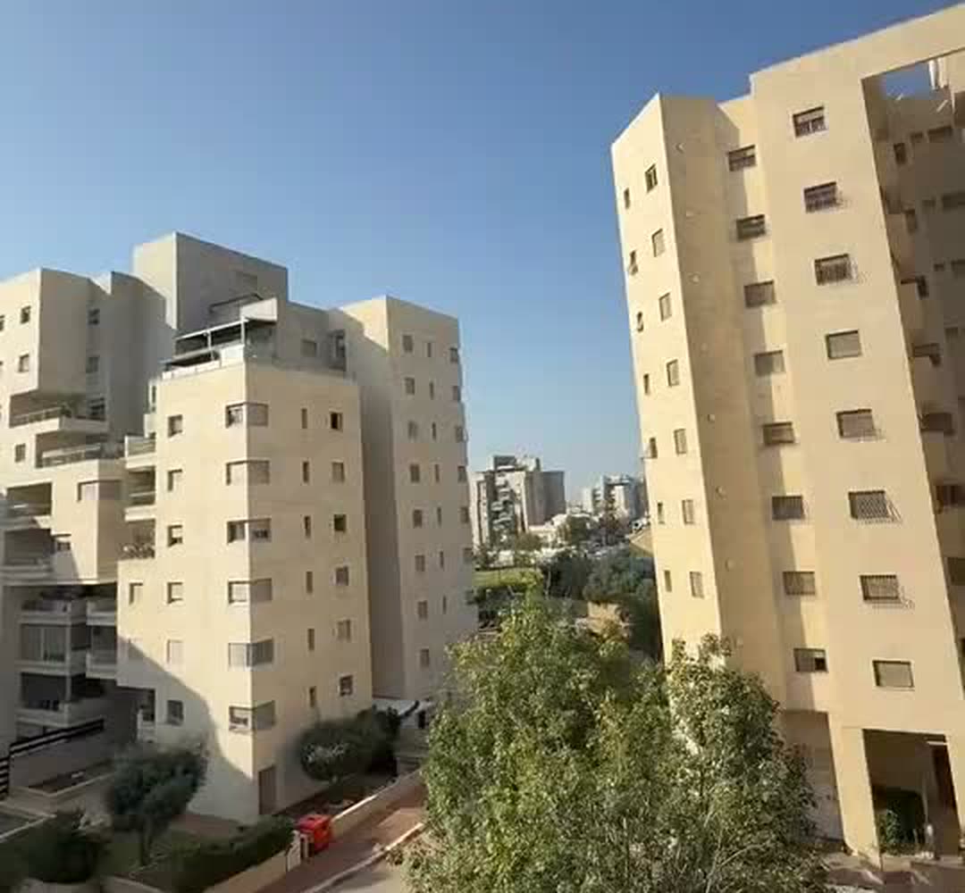 מבט אל בנייני קרית רבין המודרניים